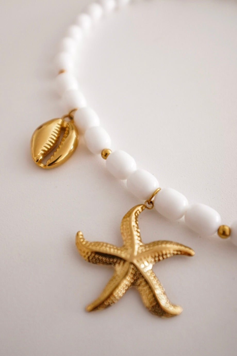 Colar Branco Charms