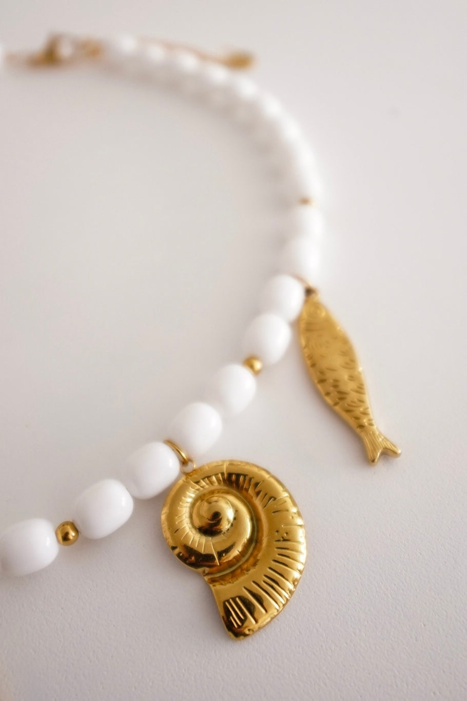 Colar Branco Charms