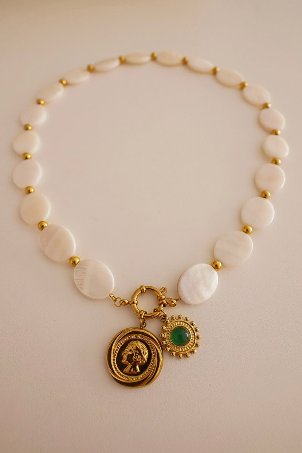 Colar Madrepérola Medalhas