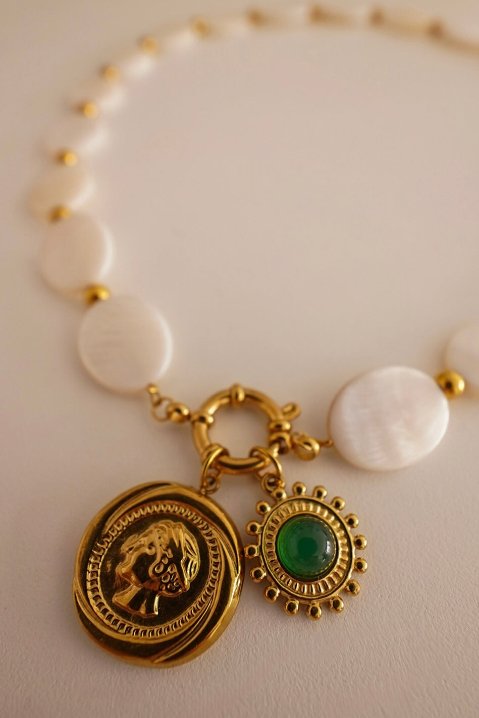 Colar Madrepérola Medalhas