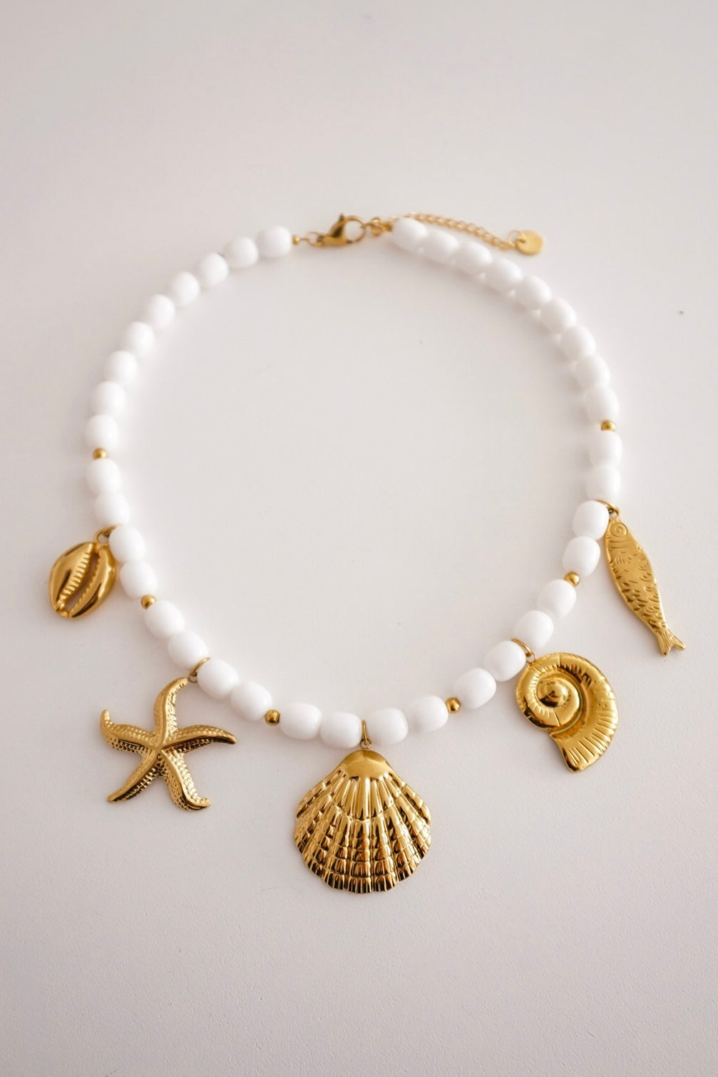 Colar Branco Charms